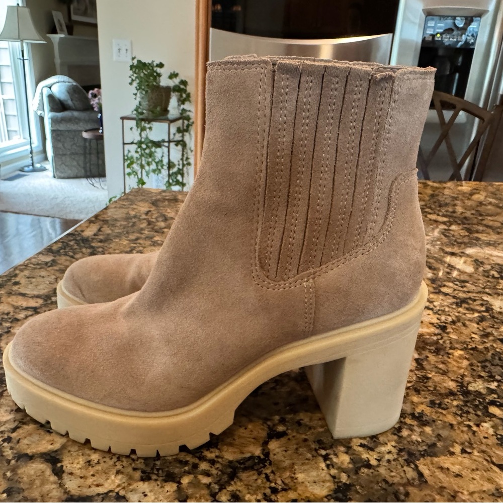 Dolce Vita Tan Suede Ankle Boots size 9